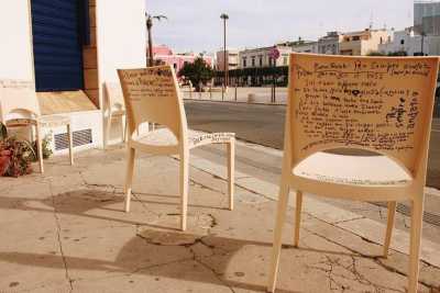 Polignano, rimosse le "sedie poetiche" del "Fl�neur": �C'� chi rovina le cose belle�